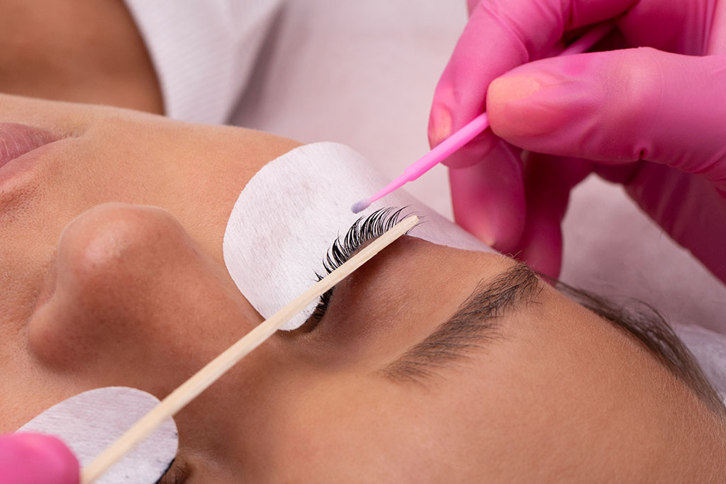 accentuate-your-eyes-lash-&-brow-enhancements